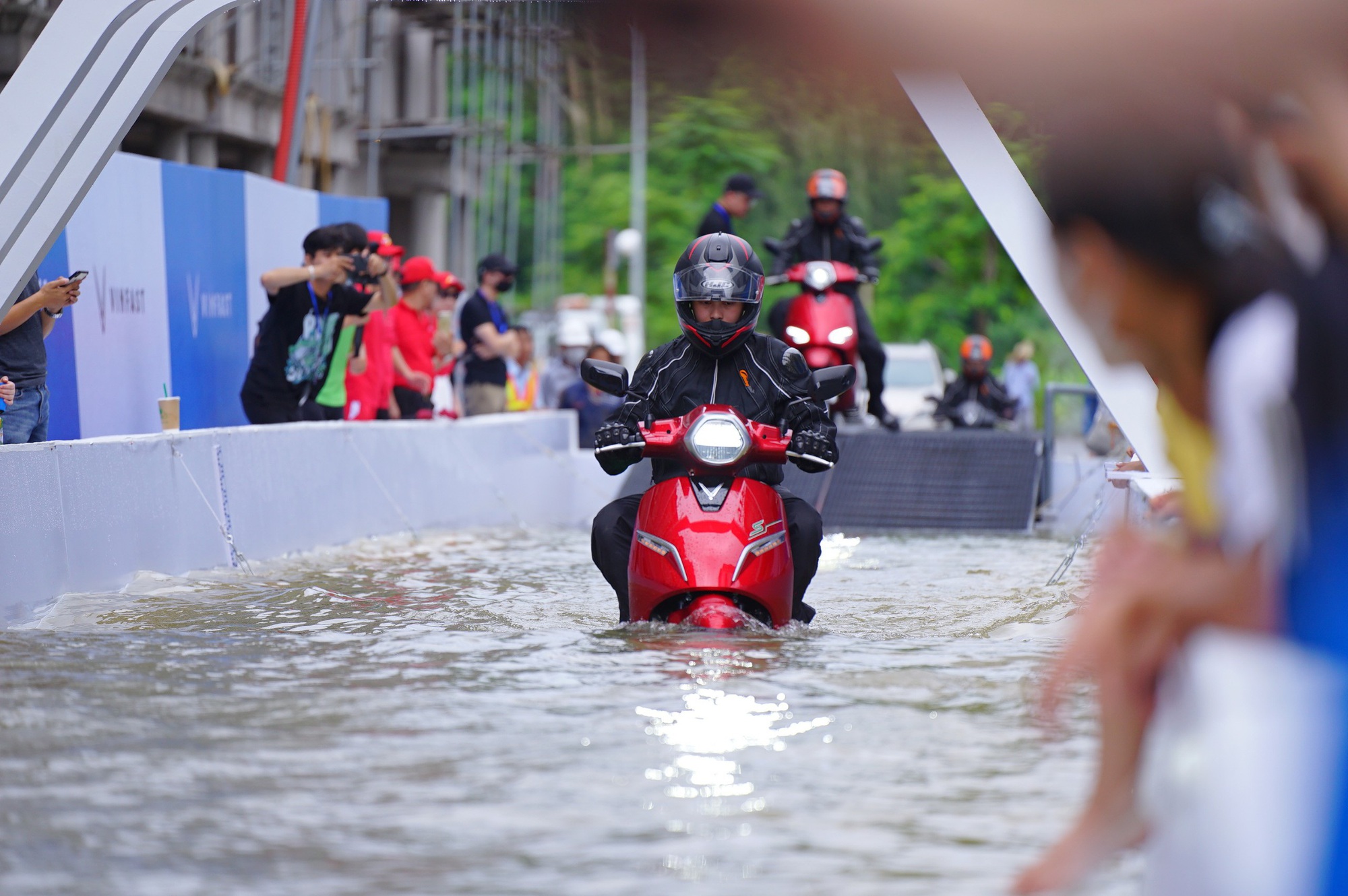 Mùa mưa bão đến, xe máy điện VinFast &quot;có giá&quot; nhờ khả năng vượt đường ngập nước - Ảnh 1.