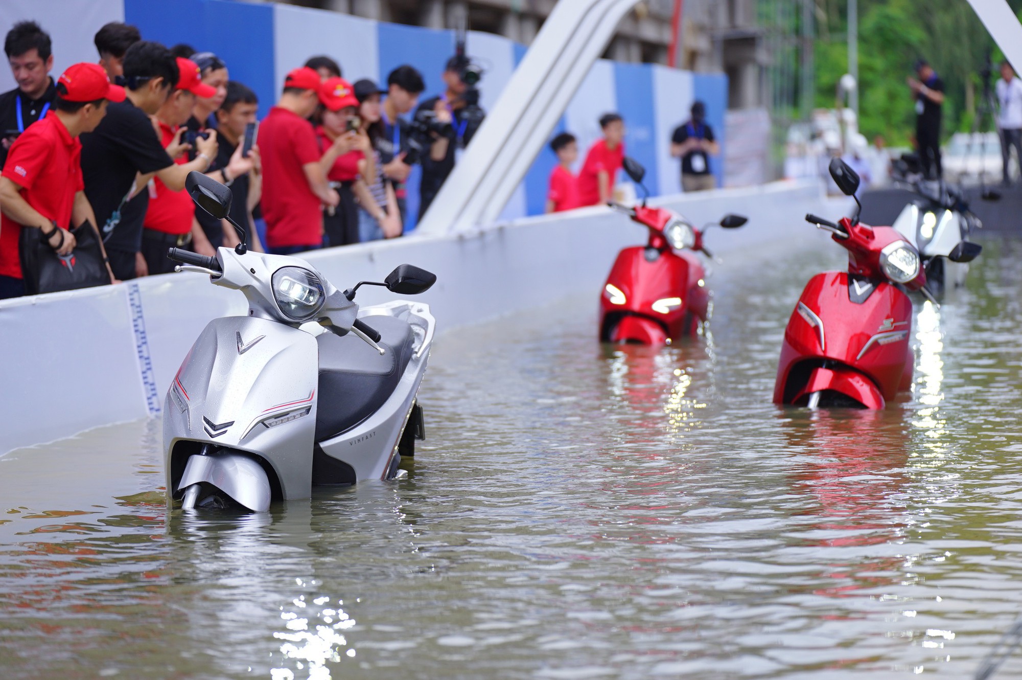 Nhiều người chọn xe máy điện VinFast để ứng phó với mùa mưa ngập - Ảnh 3.