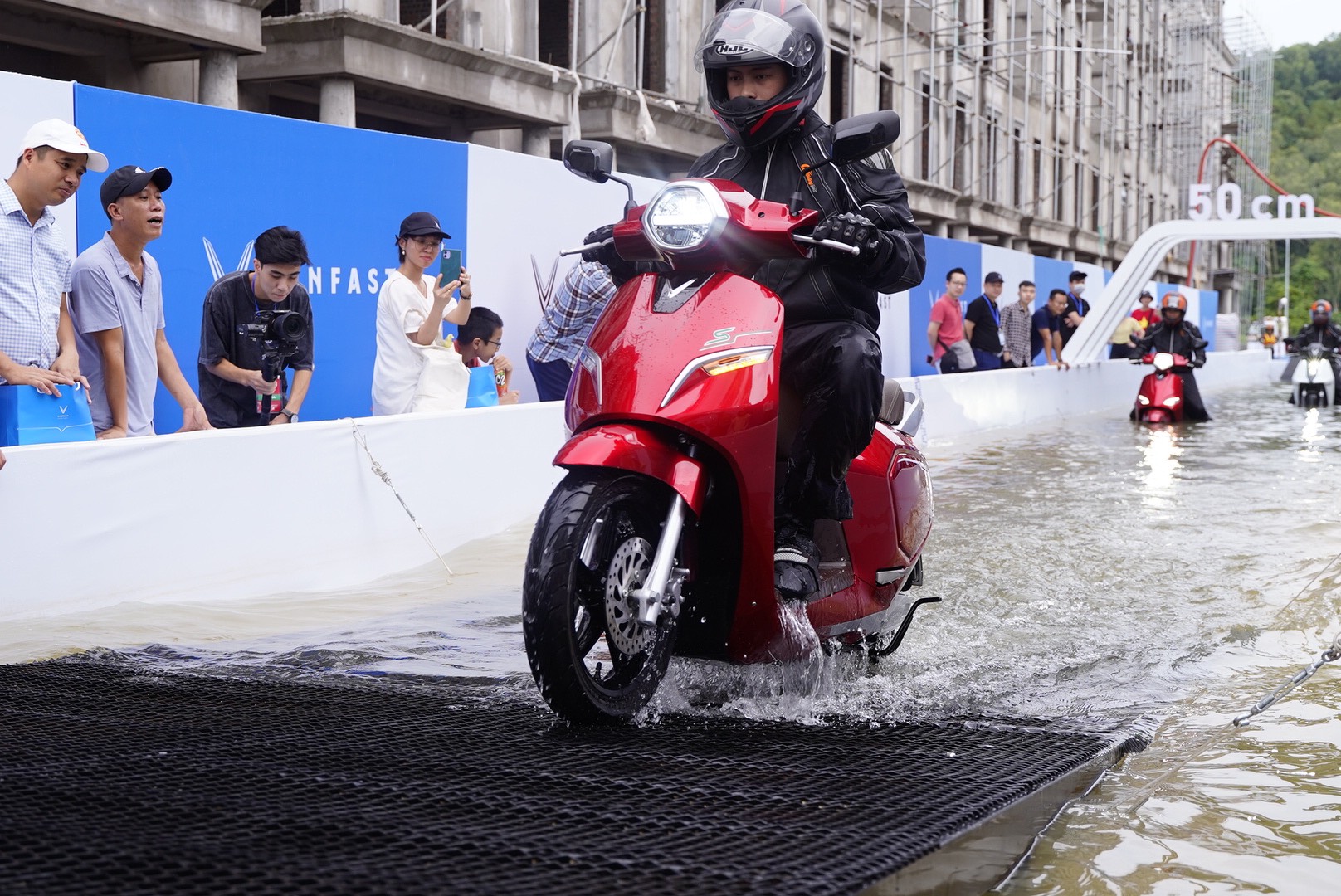Nhiều người chọn xe máy điện VinFast để ứng phó với mùa mưa ngập - Ảnh 4.