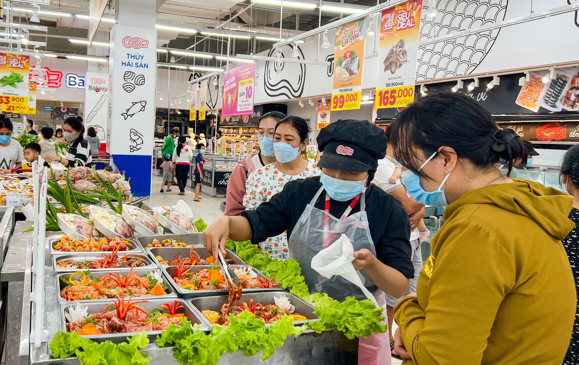 Giá nhiều mặt hàng leo thang, siêu thị lại giảm sốc, vì sao vậy? - Ảnh 1.