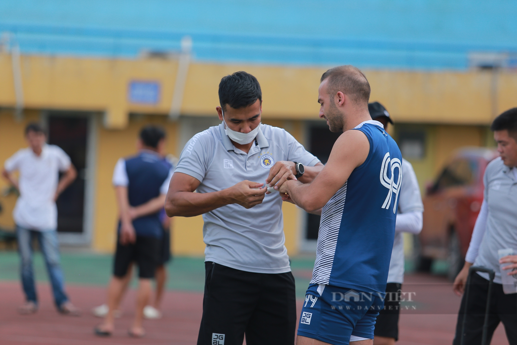 Các cầu thủ Hà Nội FC vui vẻ tập luyện trước trận chiến SLNA - Ảnh 11.
