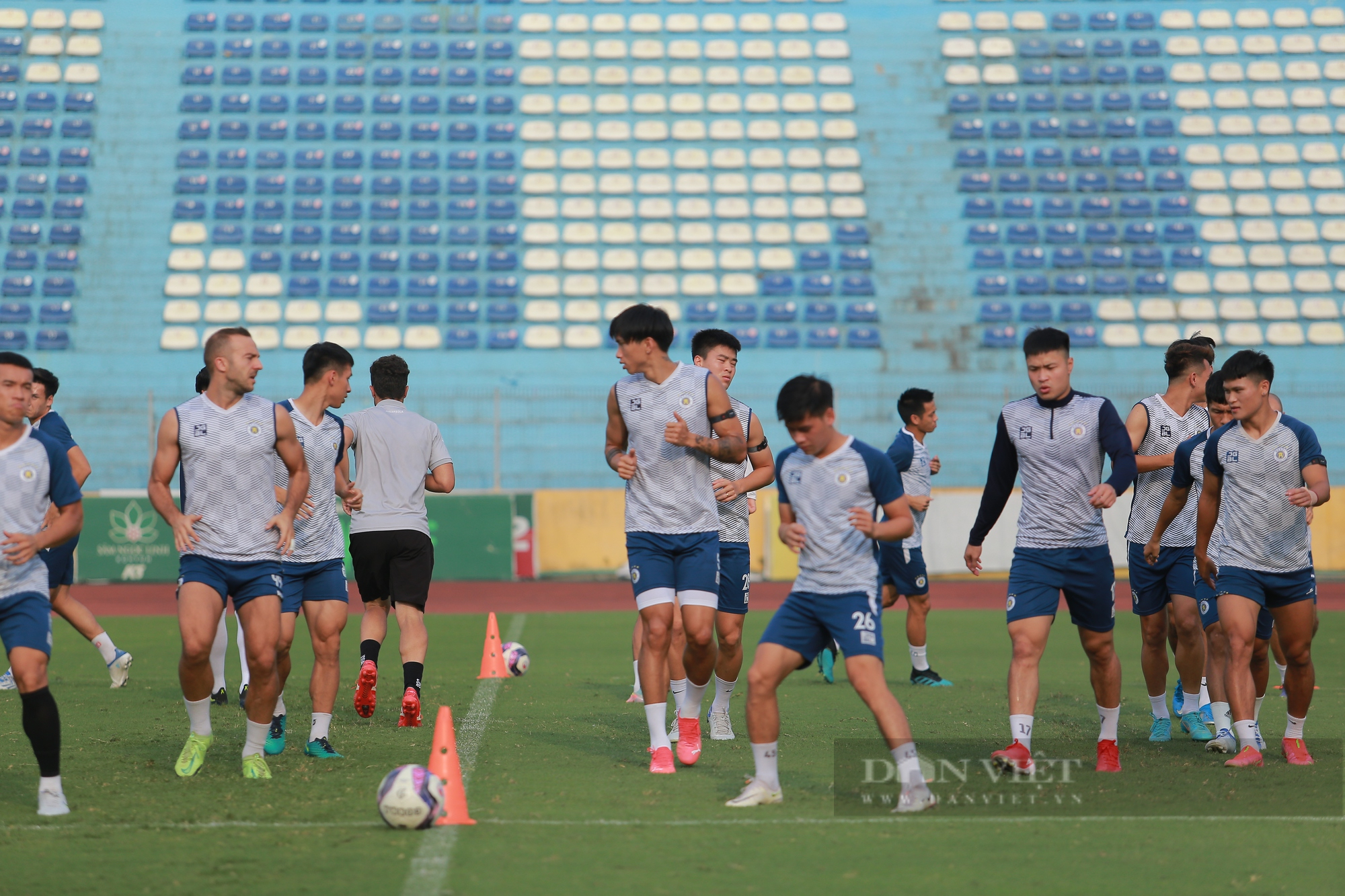 Các cầu thủ Hà Nội FC vui vẻ tập luyện trước trận chiến SLNA - Ảnh 13.