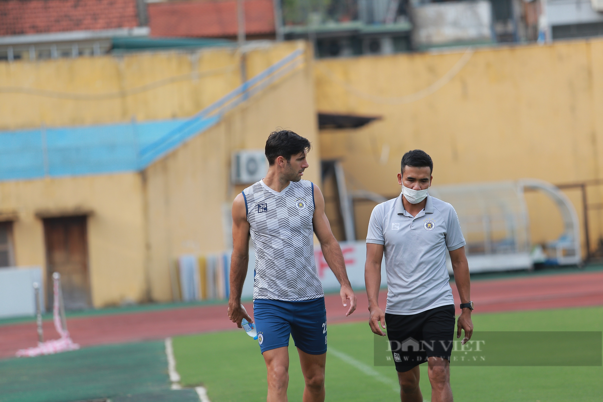 Các cầu thủ Hà Nội FC vui vẻ tập luyện trước trận chiến SLNA - Ảnh 10.