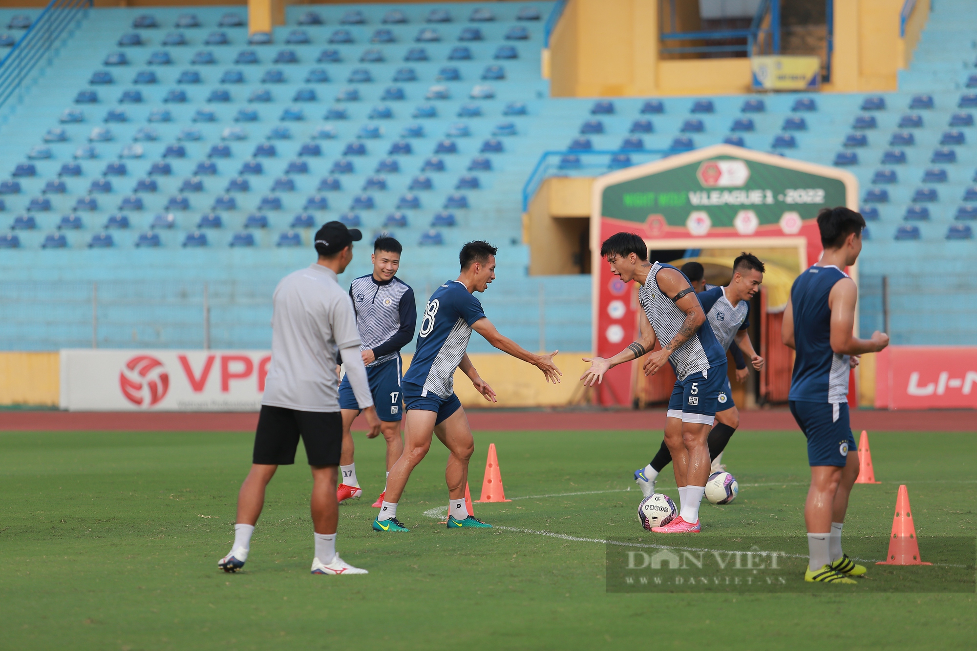 Các cầu thủ Hà Nội FC vui vẻ tập luyện trước trận chiến SLNA - Ảnh 6.