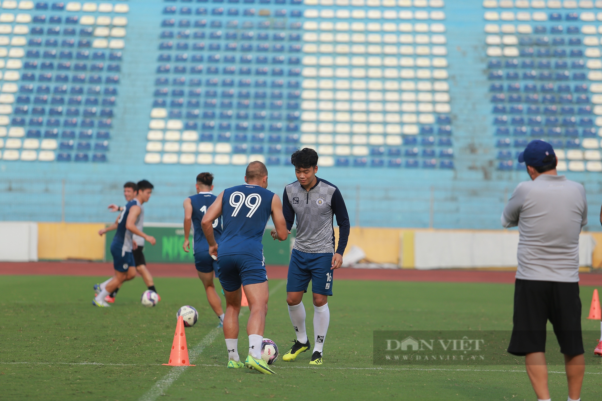 Các cầu thủ Hà Nội FC vui vẻ tập luyện trước trận chiến SLNA - Ảnh 4.