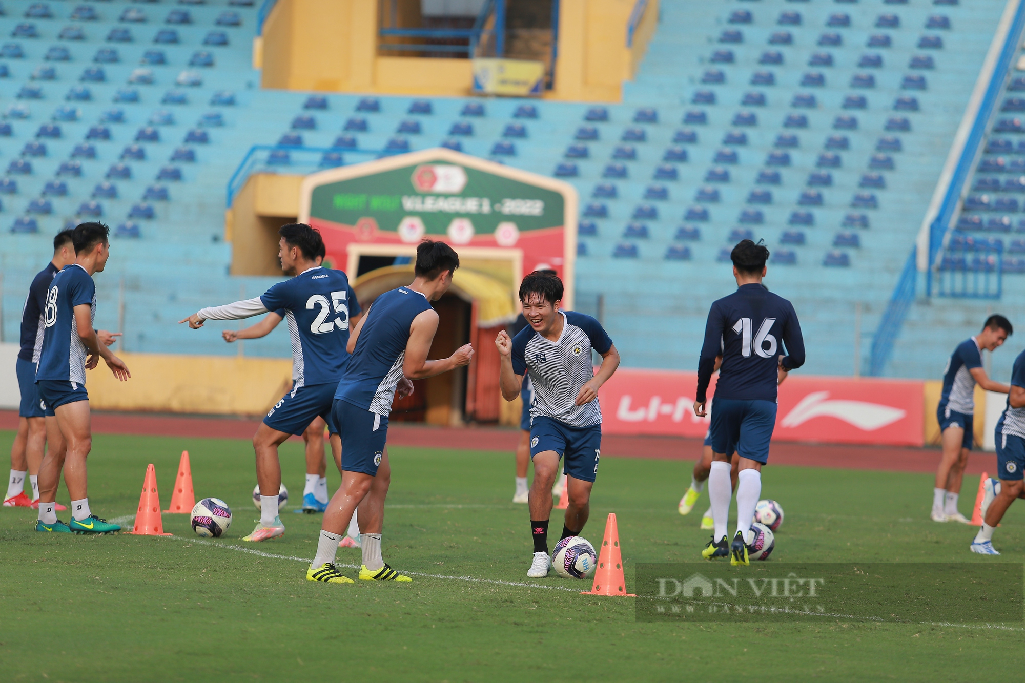 Các cầu thủ Hà Nội FC vui vẻ tập luyện trước trận chiến SLNA - Ảnh 8.