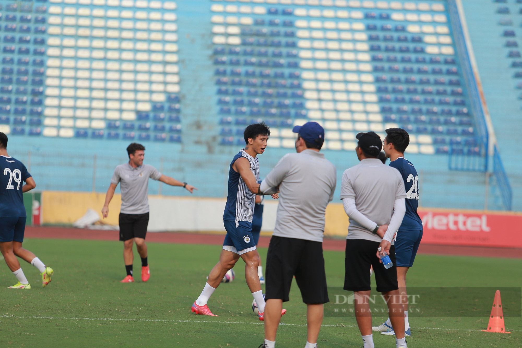 Các cầu thủ Hà Nội FC vui vẻ tập luyện trước trận chiến SLNA - Ảnh 5.