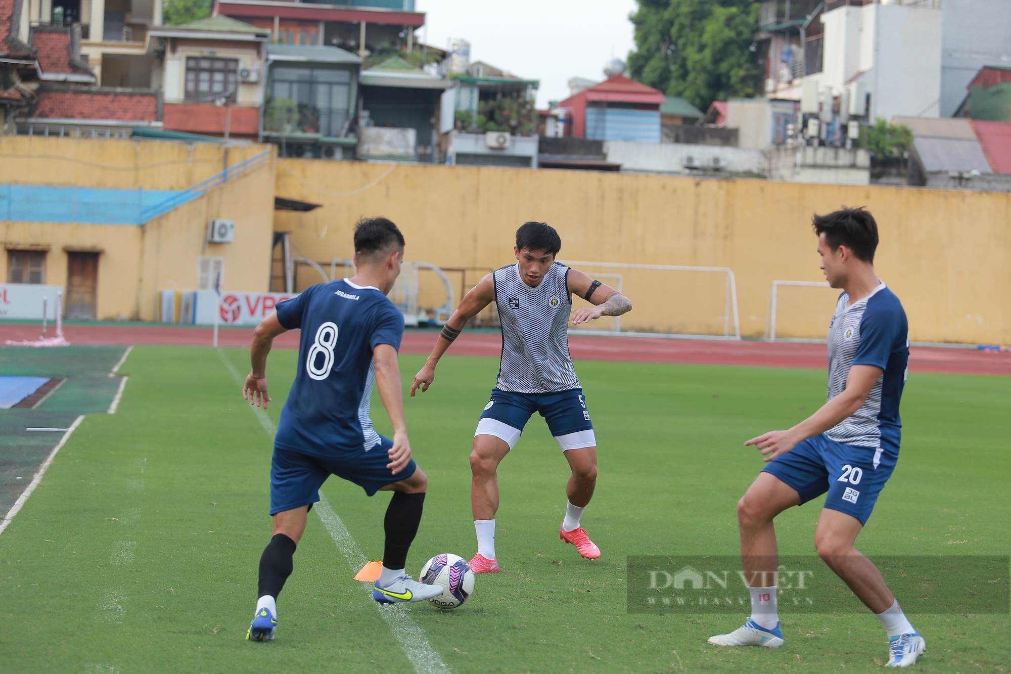 Các cầu thủ Hà Nội FC vui vẻ tập luyện trước trận chiến SLNA - Ảnh 1.