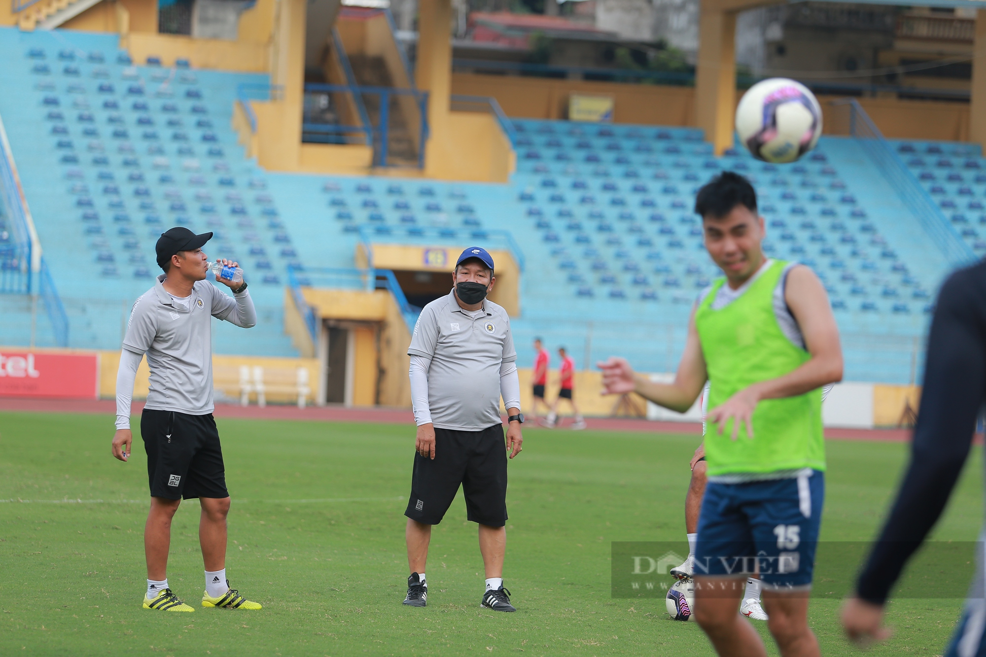 Các cầu thủ Hà Nội FC vui vẻ tập luyện trước trận chiến SLNA - Ảnh 2.