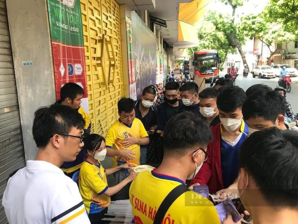 Cháy vé xem trận đấu giữa CLB SLNA và Hà Nội FC - Ảnh 8.