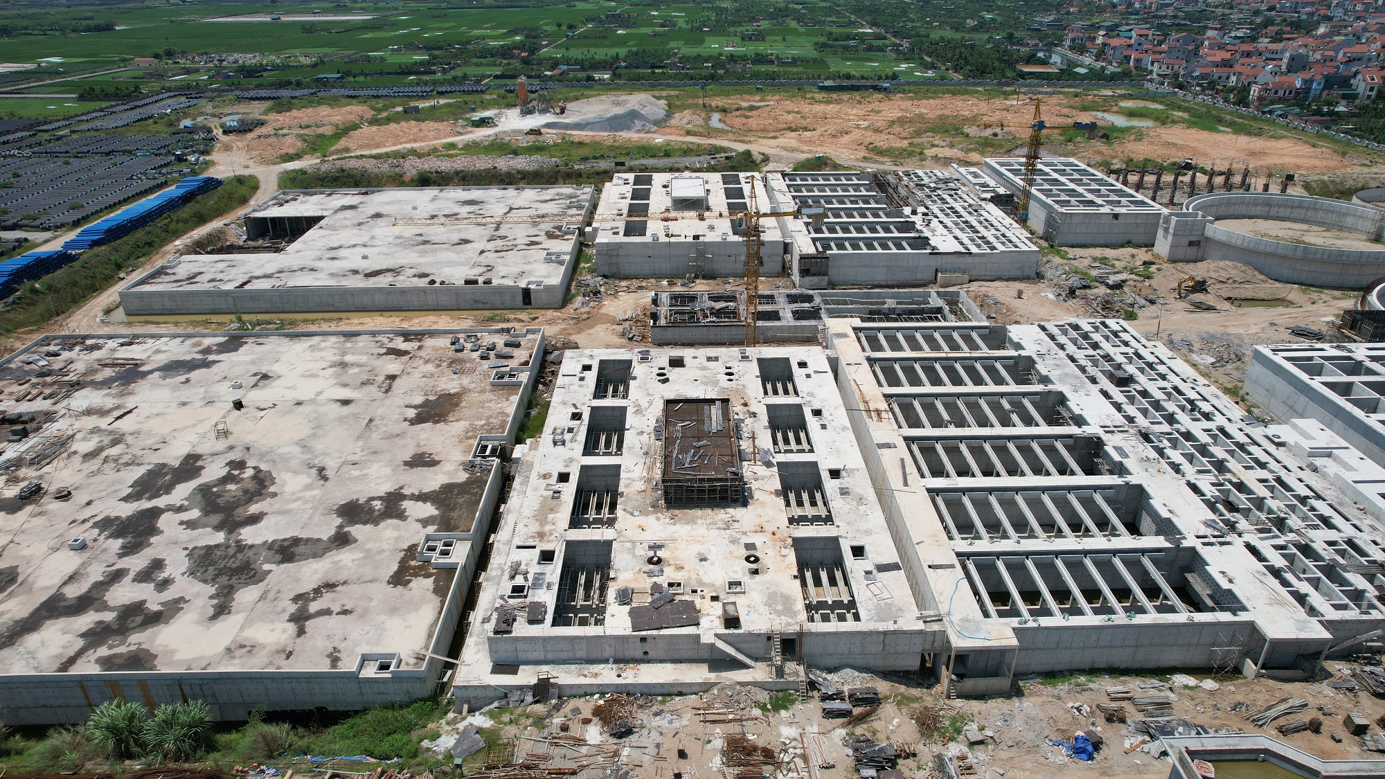 Nhà máy nước mặt sông Hồng dự kiến hoàn thành giai đoạn 1 giữa năm 2020, đến nay vẫn ngổn ngang bê tông, cốt thép (Ảnh: Thái Nguyễn)