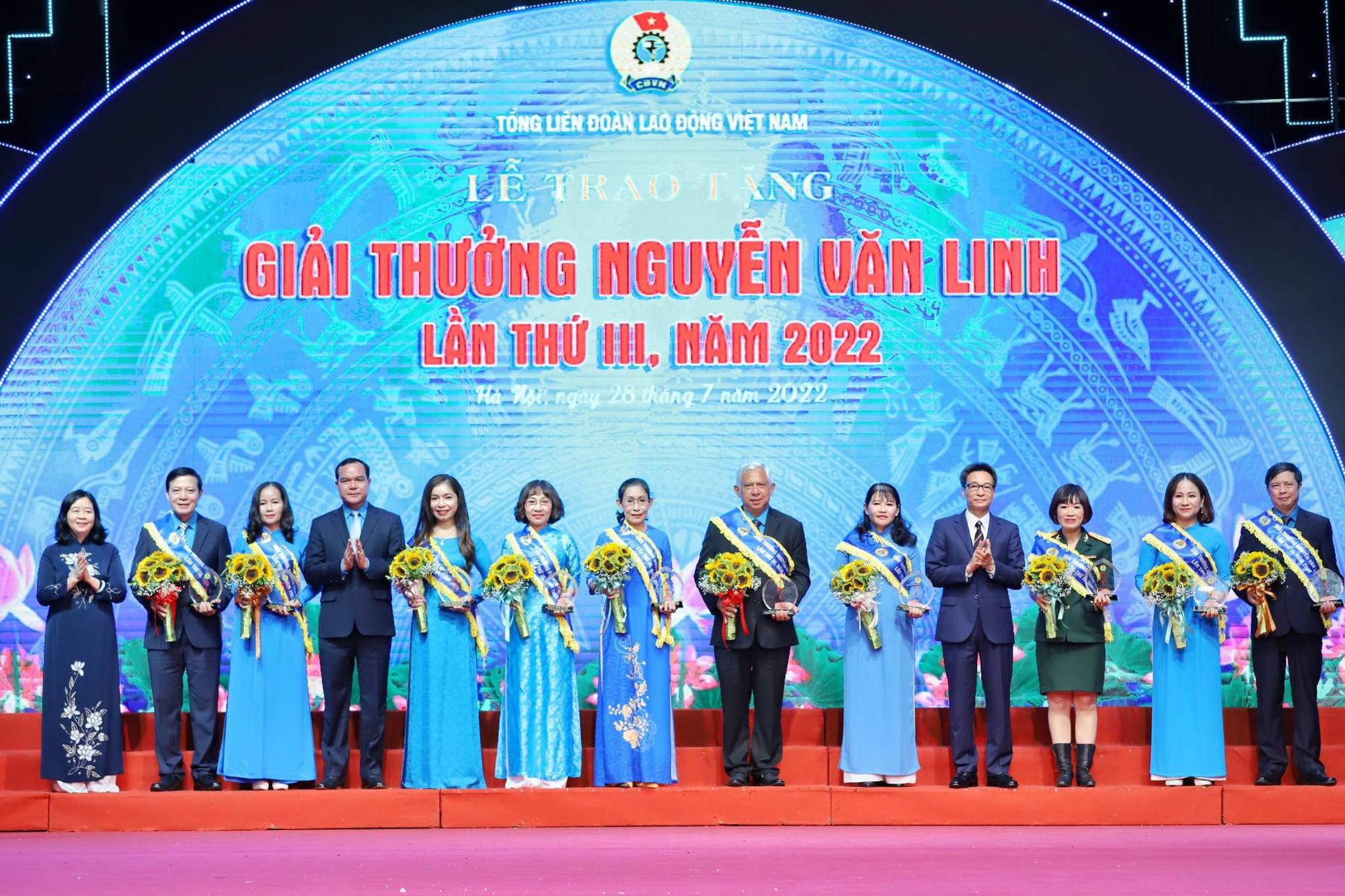 10 cán bộ công đoàn xuất sắc nhận Giải thưởng Nguyễn Văn Linh - Ảnh 3.