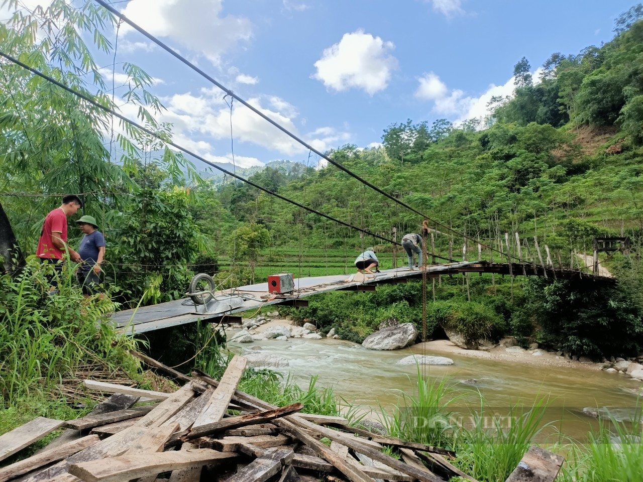 Sửa chữa cây cầu gỗ mục ở Hà Giang: Hoàn thiện hơn 70% - Ảnh 1.