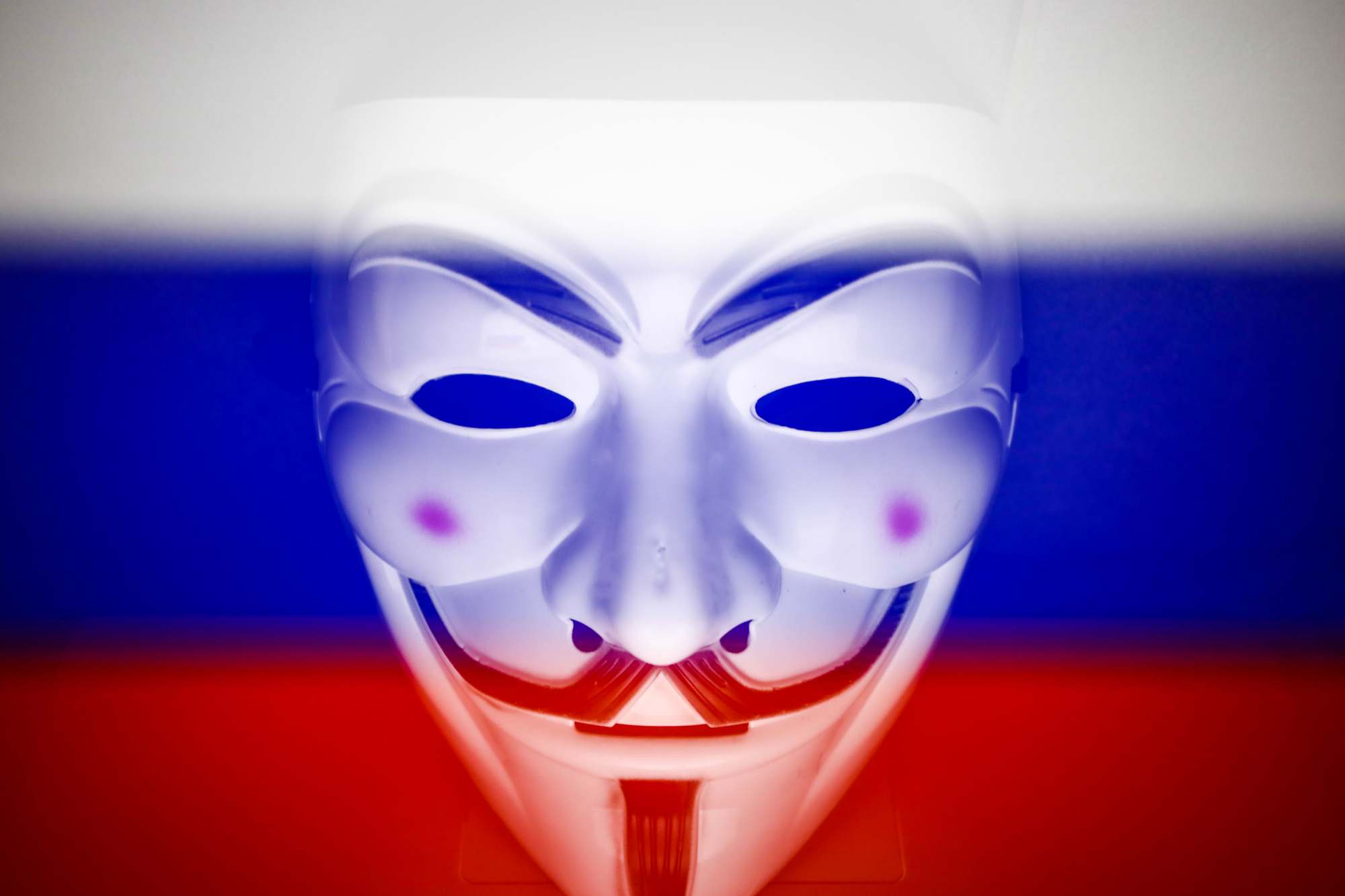 Fowler cho biết: &quot;Các phương pháp mà Anonymous đã sử dụng để chống lại Nga không chỉ mang tính đột phá và hiệu quả mà còn viết lại các quy tắc về cách thức tiến hành một cuộc chiến tranh mạng hiện đại với nguồn lực từ cộng đồng&quot;. Ảnh:  @AFP.