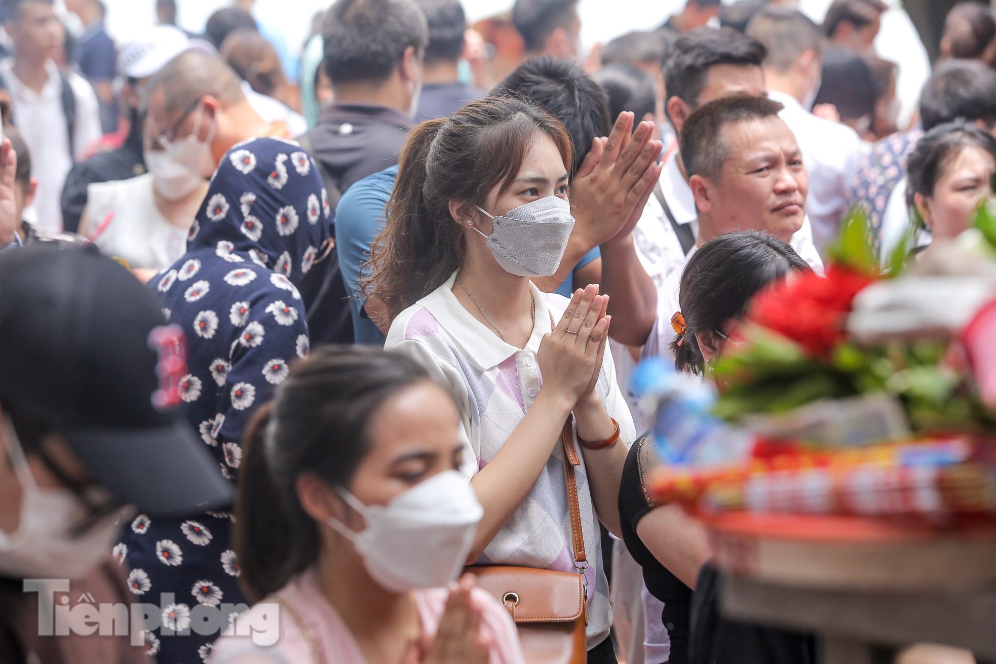 Chen chân dâng lễ tại Phủ Tây Hồ trong ngày đầu tháng &quot;cô hồn&quot; - Ảnh 10.