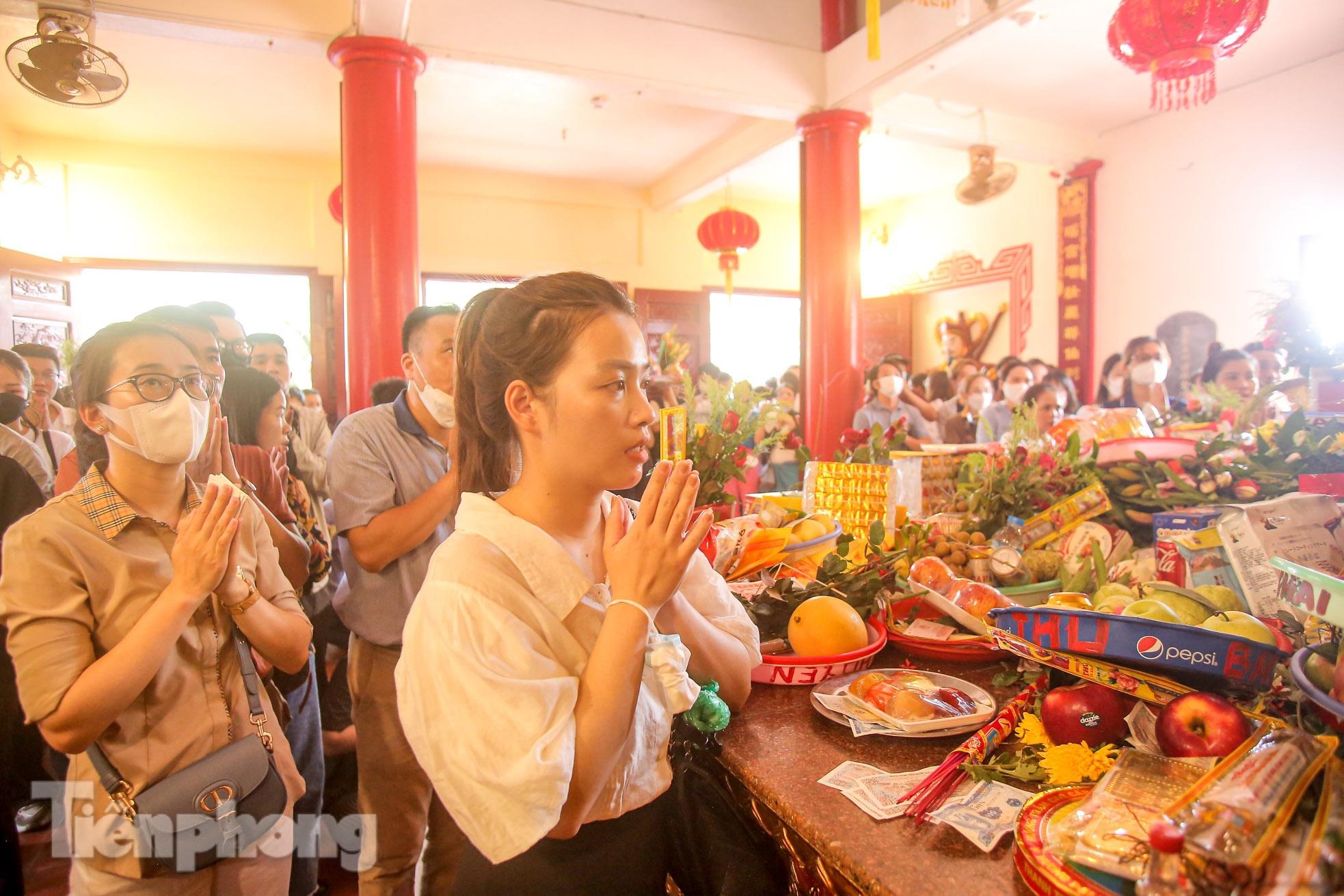 Chen chân dâng lễ tại Phủ Tây Hồ trong ngày đầu tháng &quot;cô hồn&quot; - Ảnh 12.