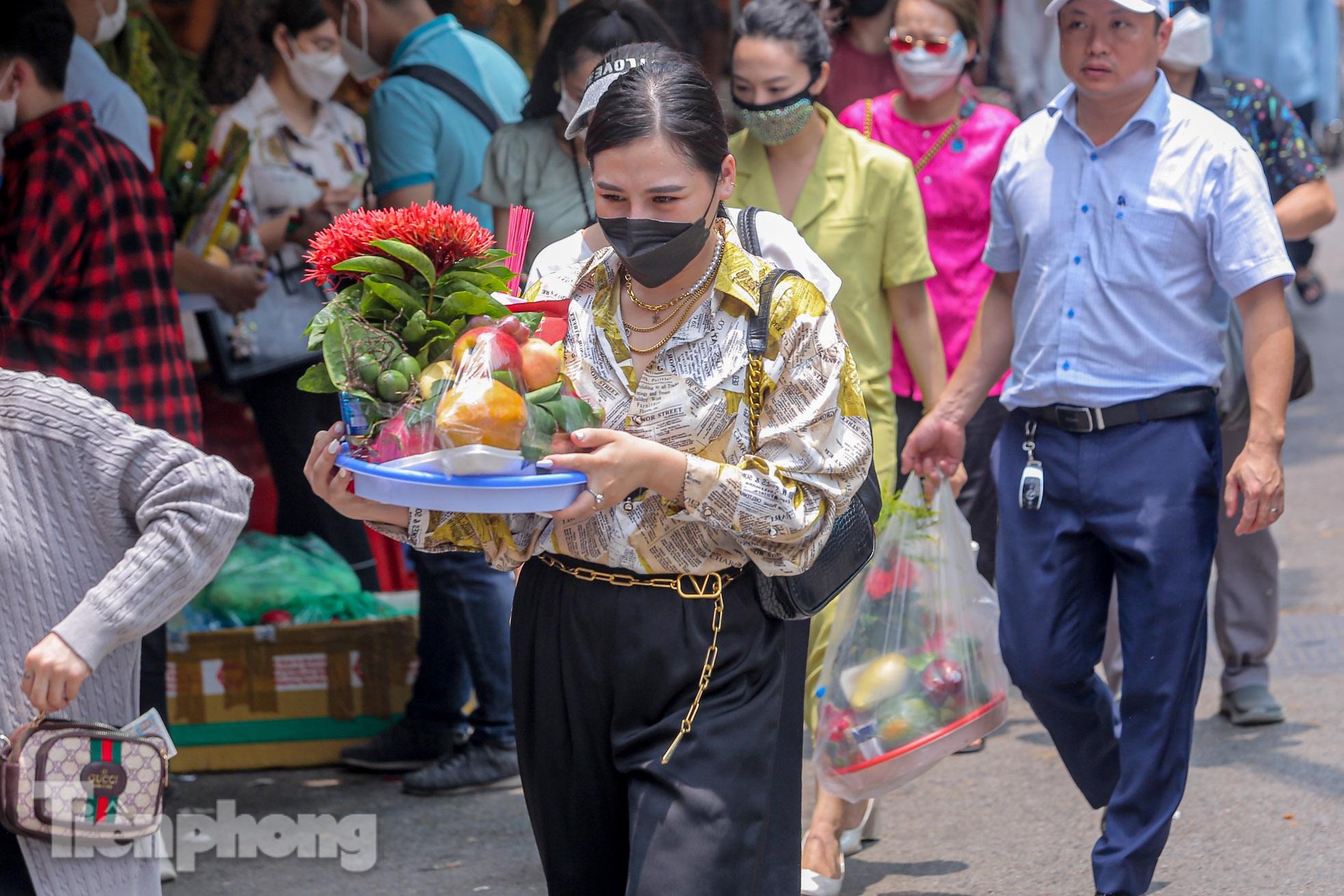 Chen chân dâng lễ tại Phủ Tây Hồ trong ngày đầu tháng &quot;cô hồn&quot; - Ảnh 2.