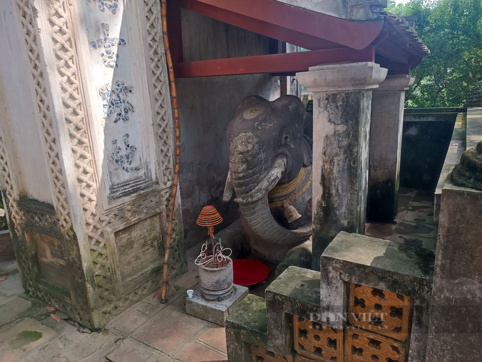 Sự thật bất ngờ về cặp voi quỳ gối trước đền cổ ở Thủ đô Hà Nội - Ảnh 3.