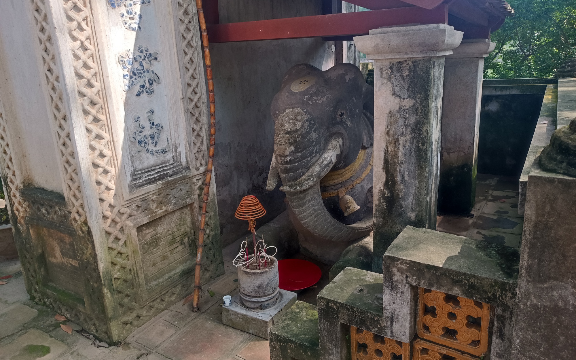 Chuyện ít biết về cặp voi quỳ gối trước đền cổ ở Thủ đô Hà Nội