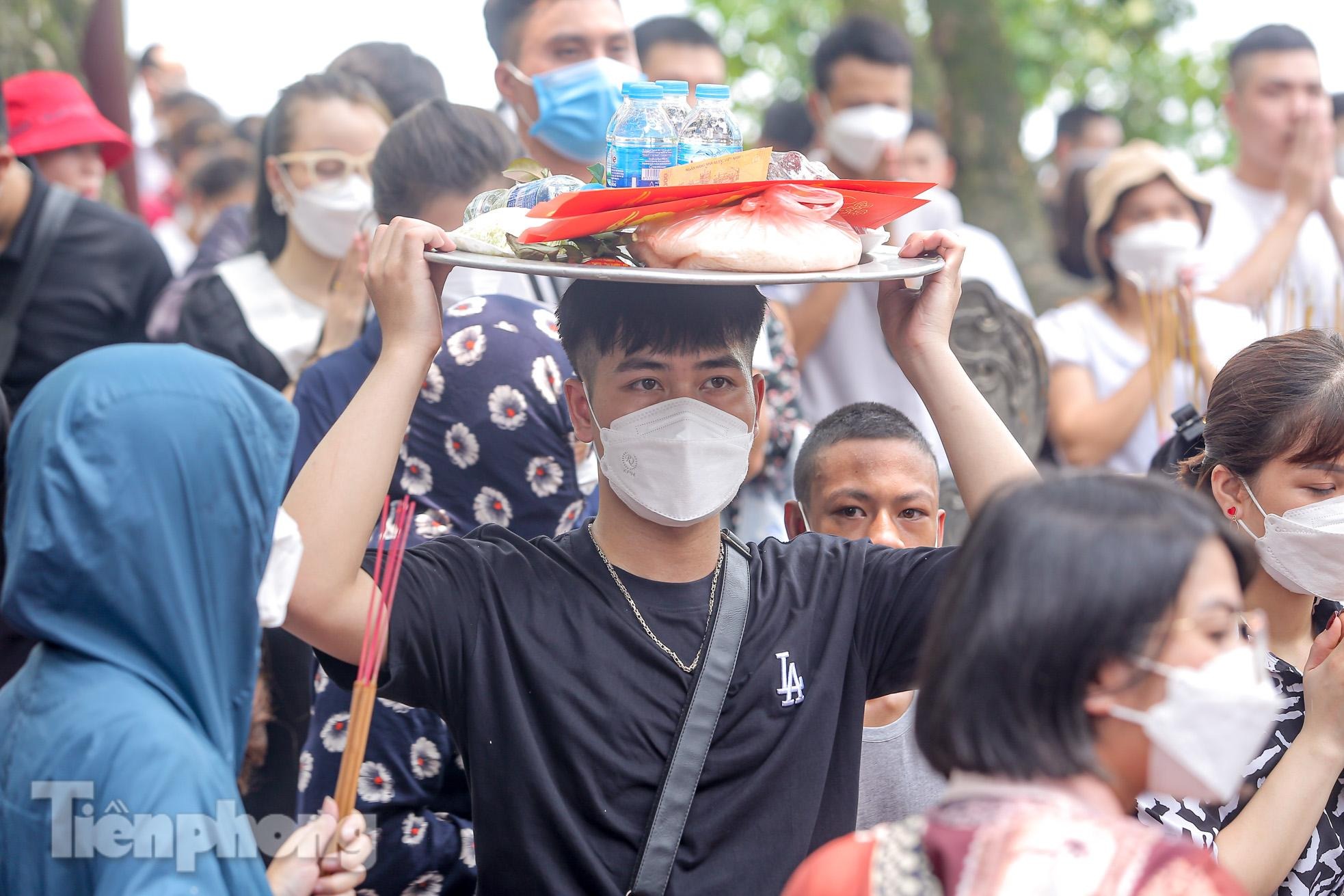 Chen chân dâng lễ tại Phủ Tây Hồ trong ngày đầu tháng &quot;cô hồn&quot; - Ảnh 9.