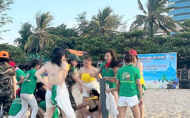 Có chế tài xử phạt nhóm nữ du khách cởi áo ngực khi chơi team building ở biển Cửa Lò?