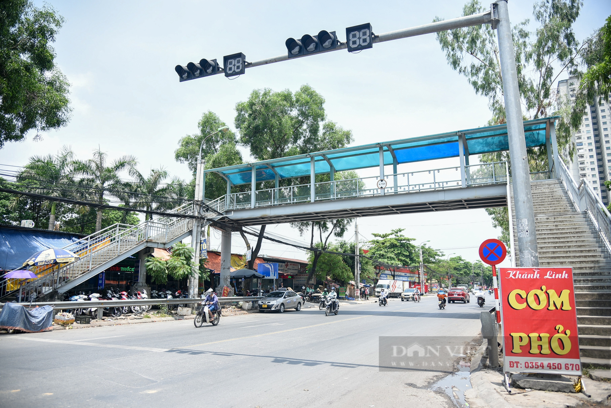 Tình trạng cầu vượt bộ hành ở Hà Nội: Nơi khang trang, chổ nhếch nhác mất mỹ quan đô thị - Ảnh 1.