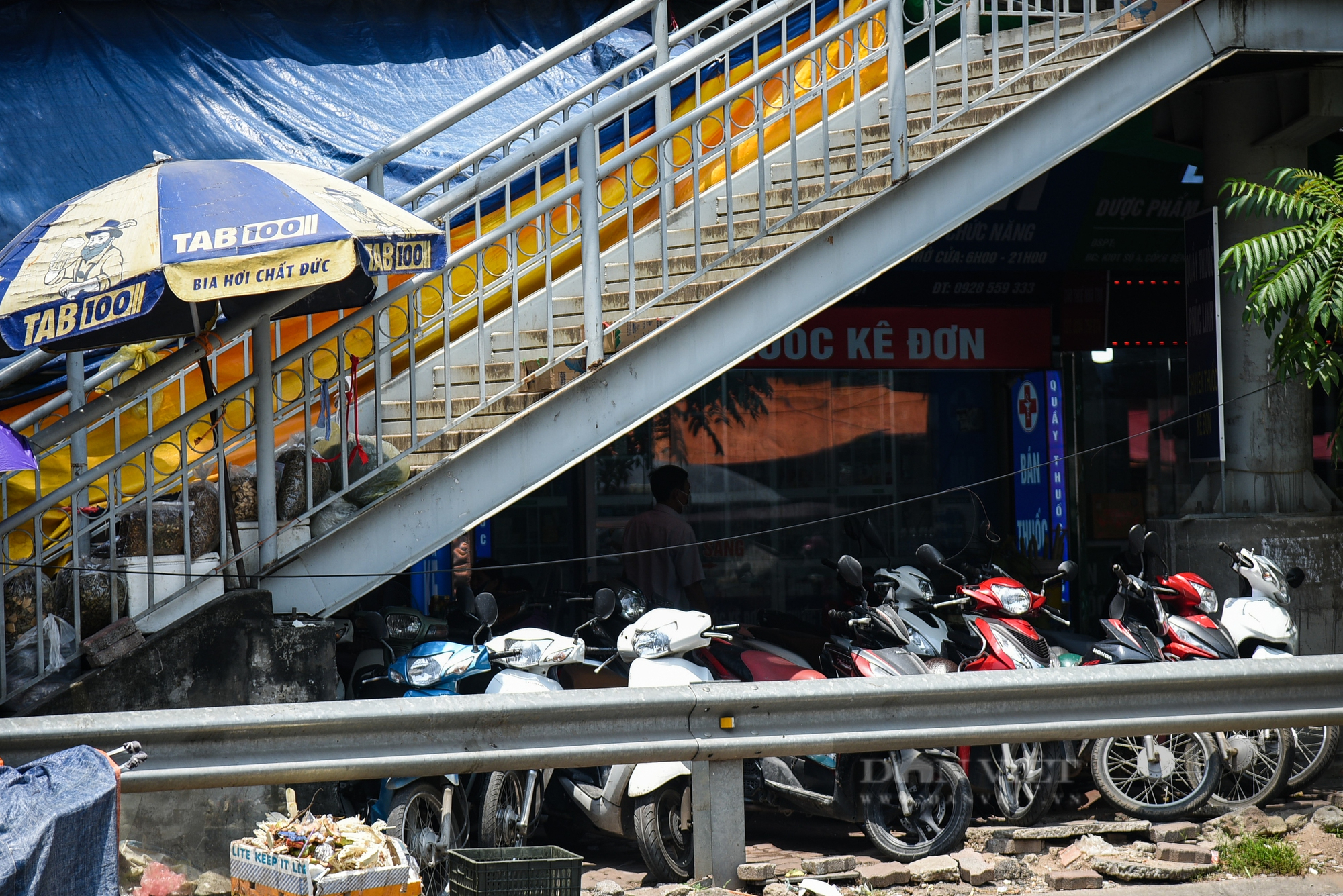 Tình trạng cầu vượt bộ hành ở Hà Nội: Nơi khang trang, chổ nhếch nhác mất mỹ quan đô thị - Ảnh 7.