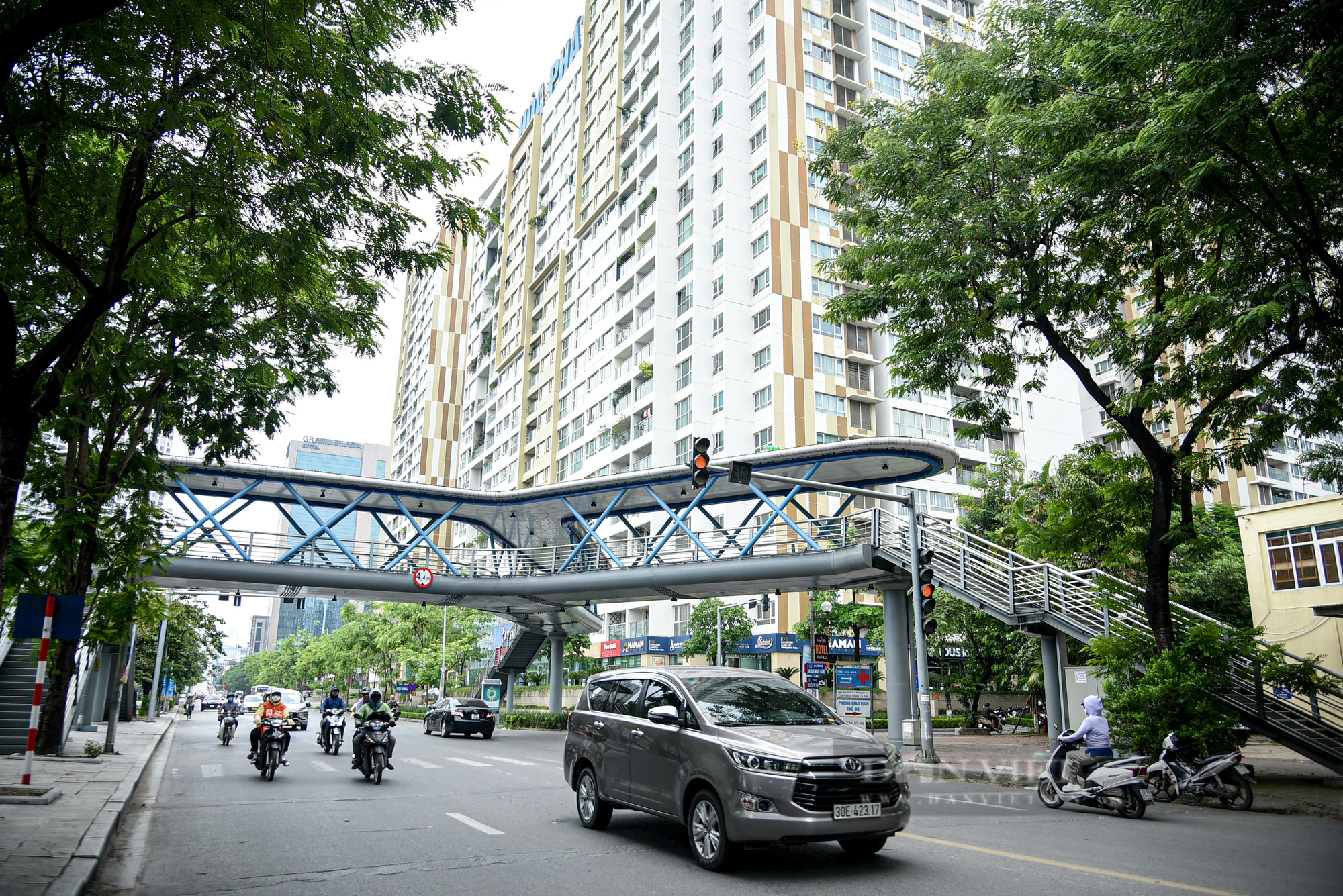 Tình trạng cầu vượt bộ hành ở Hà Nội: Nơi khang trang, chổ nhếch nhác mất mỹ quan đô thị - Ảnh 8.