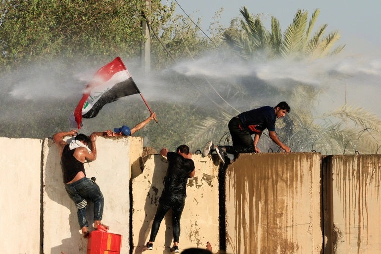 Hỗn loạn chính trị ở Iraq: Vì sao người biểu tình xông vào quốc hội? - Ảnh 1.