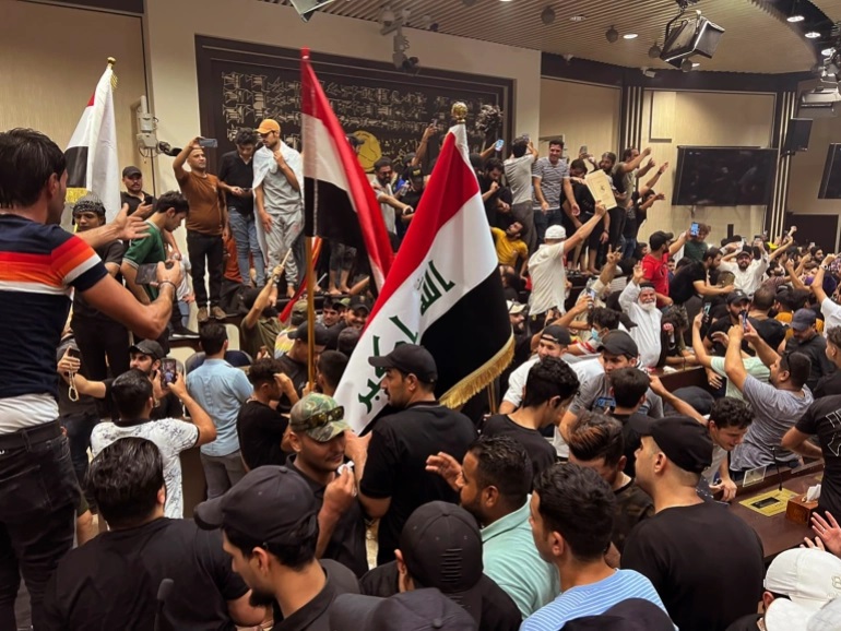 Hỗn loạn chính trị ở Iraq: Vì sao người biểu tình xông vào quốc hội? - Ảnh 2.