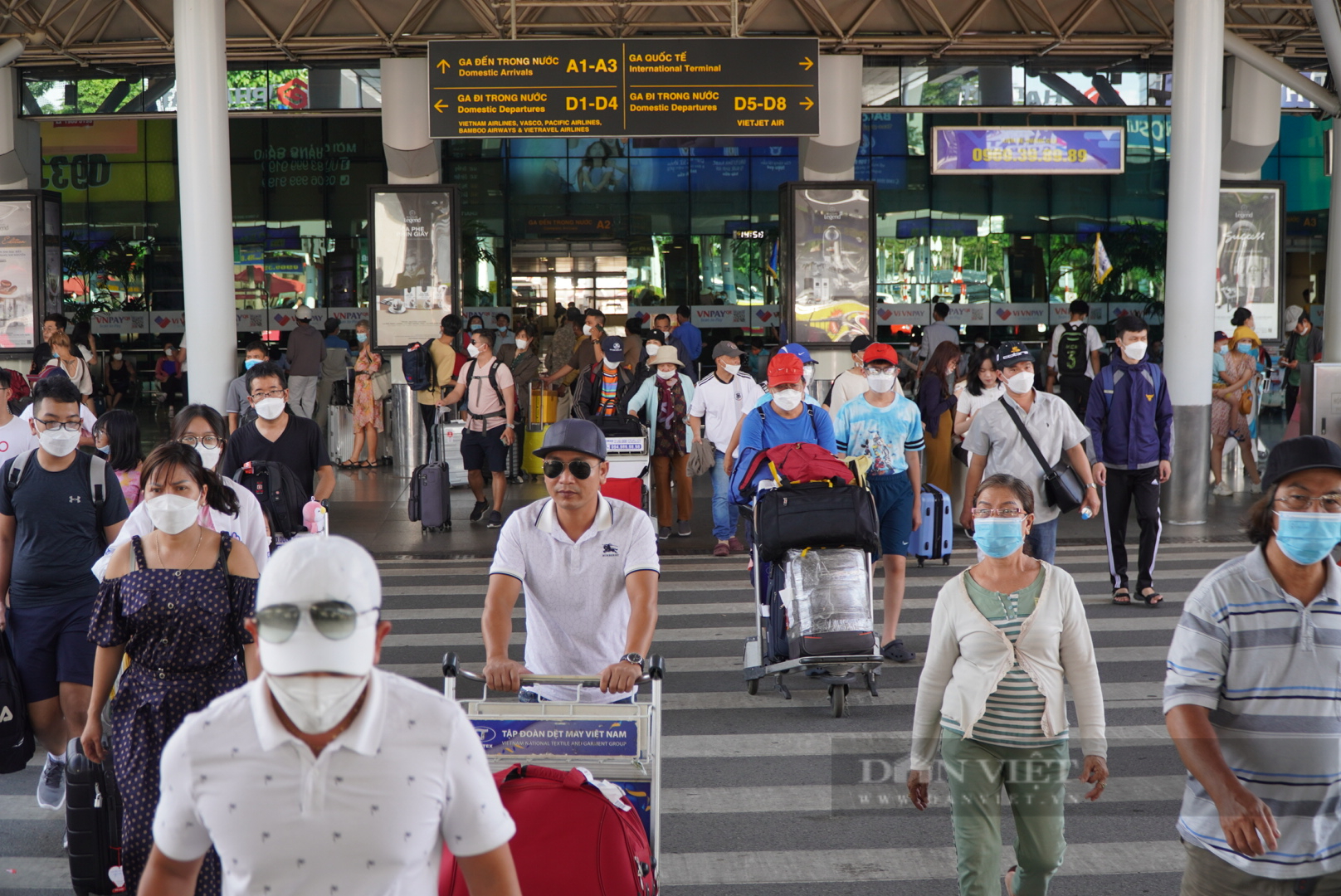 Cao điểm hè: Tân Sơn Nhất đông nghẹt, hành khách thoát cảnh &quot;leo lầu&quot; đón xe - Ảnh 3.