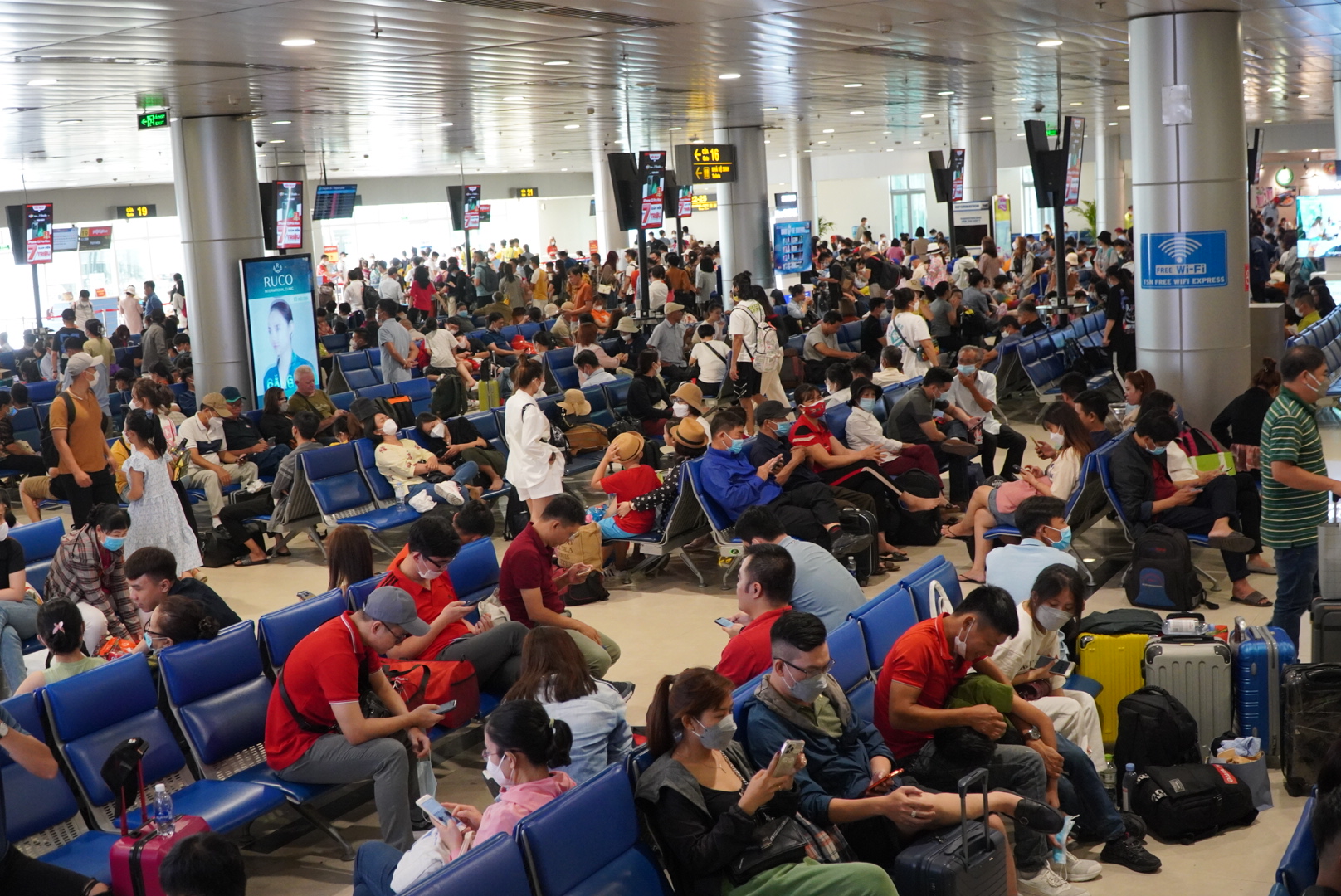 Hàng không tăng tải phục vụ cao điểm Tết, sân bay Tân Sơn Nhất đón 120.000 khách/ngày - Ảnh 3.