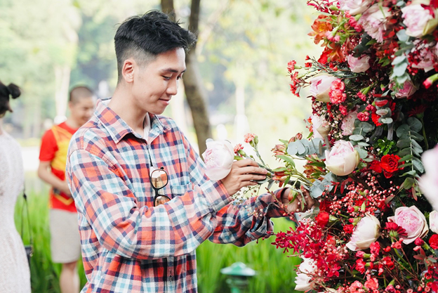 Hàng trăm nghìn hoa sen nở khắp phố Hà Nội không thể ấn tượng hơn trong mùa lễ Vu Lan - Ảnh 7.