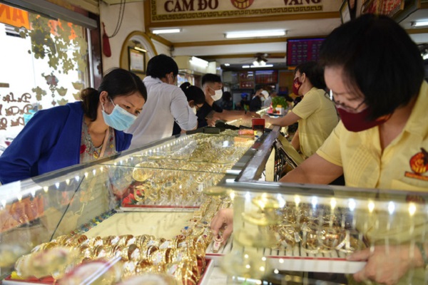 Người dân Việt Nam tăng mua vàng, chỉ 3 tháng tiêu thụ 14 tấn vàng - Ảnh 1.