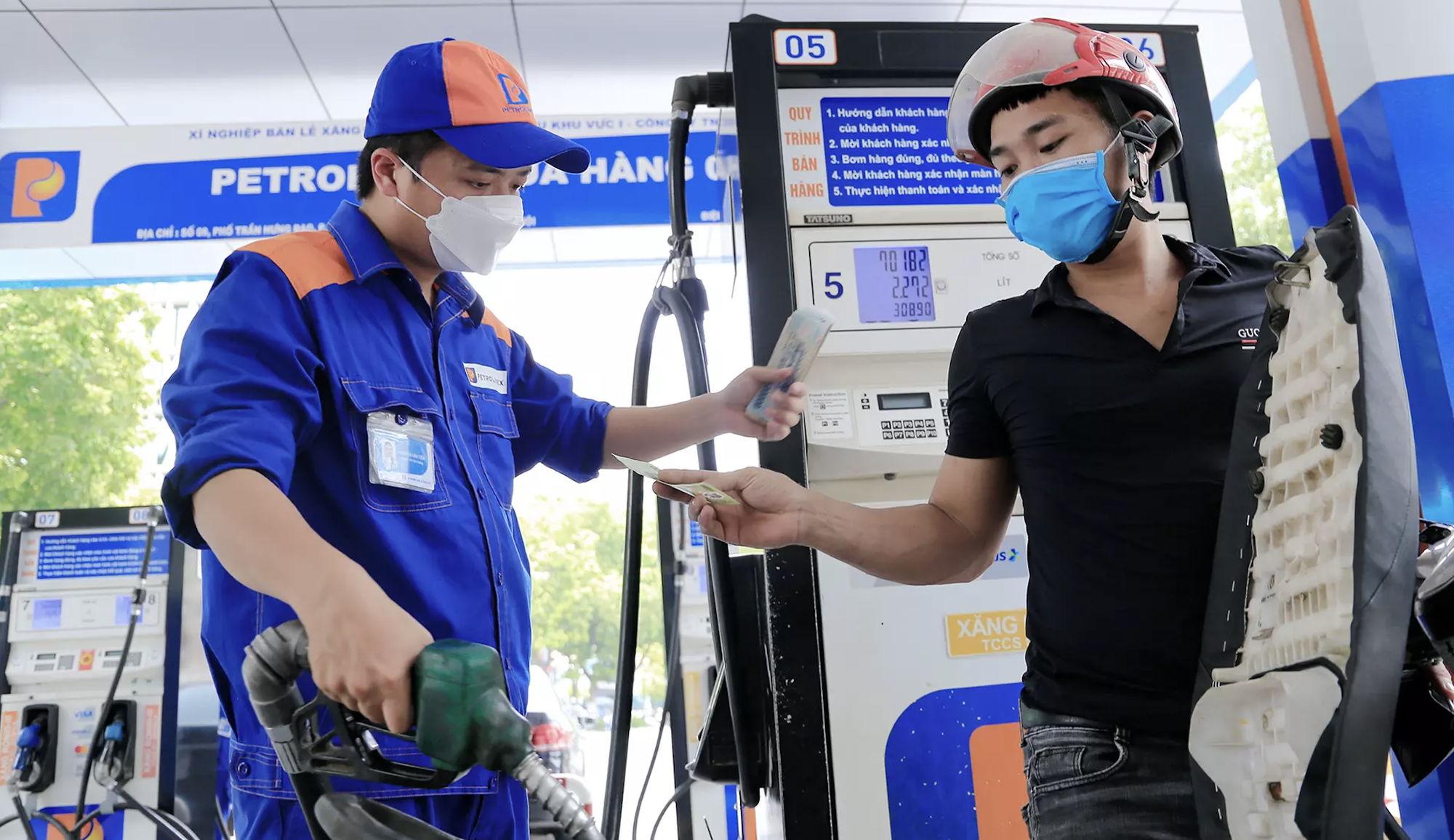 Tháng 7: Giá xăng dầu giảm mạnh, 10 nhóm hàng vẫn tăng giá - Ảnh 1.