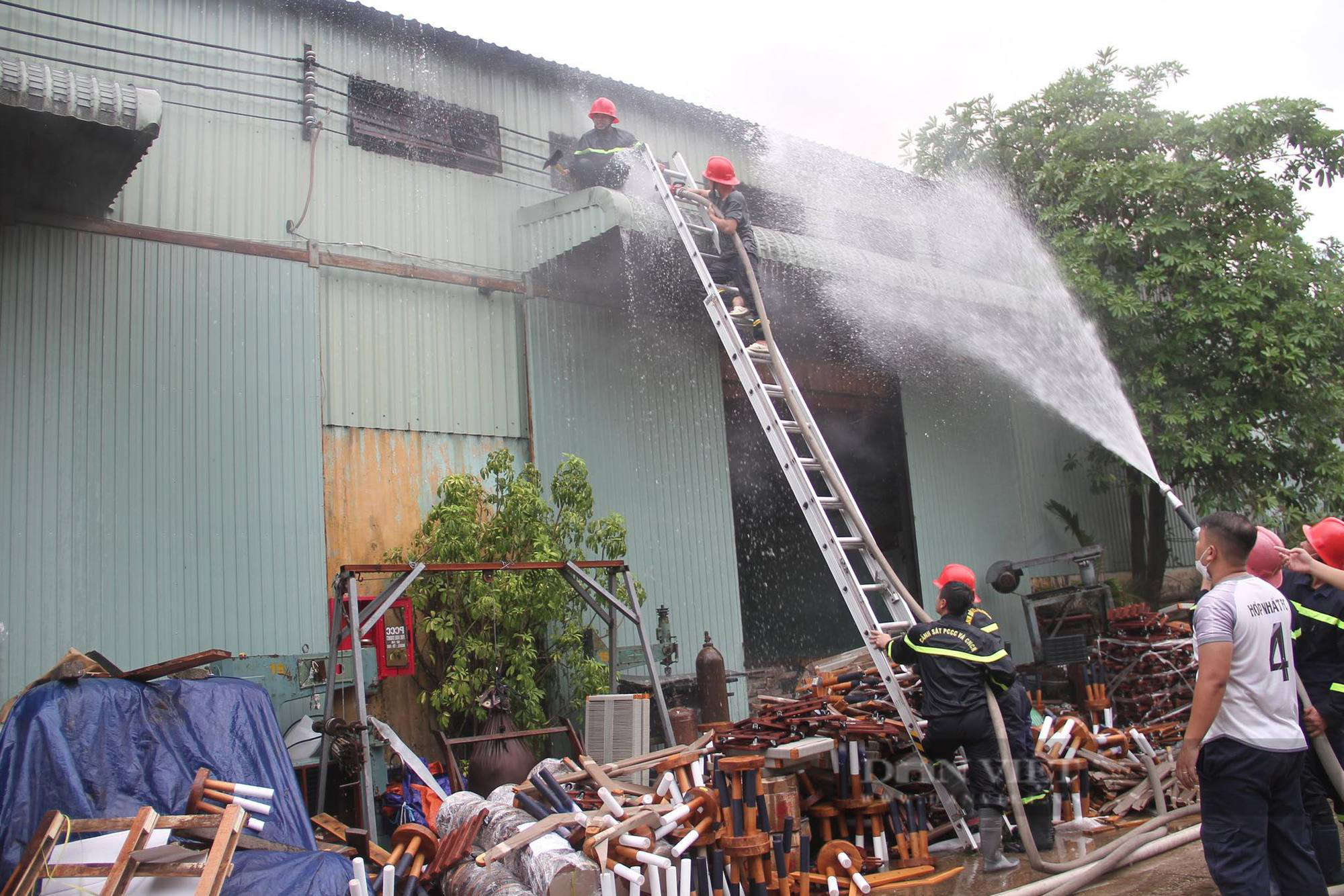 Lửa bốc cháy dữ dội, nhà xưởng đổ sập, hàng trăm người dùng nước 'cứu' tài sản - Ảnh 4.