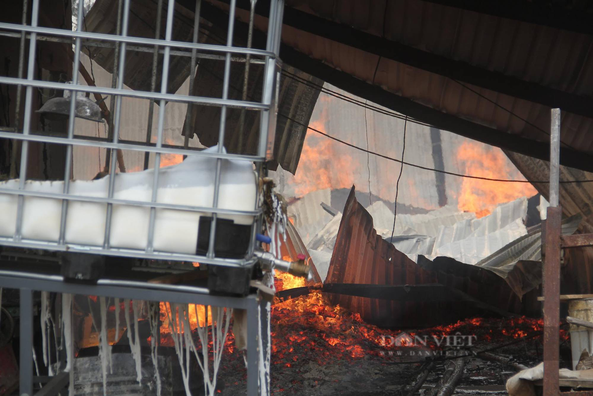 Lửa bốc cháy dữ dội, nhà xưởng đổ sập, hàng trăm người dùng nước 'cứu' tài sản - Ảnh 6.