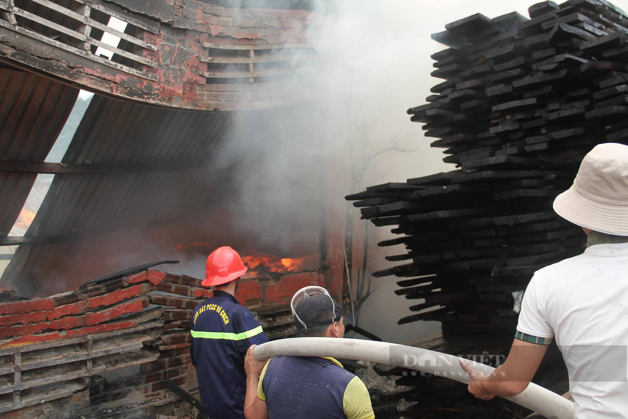 Lửa bốc cháy dữ dội, nhà xưởng đổ sập, hàng trăm người dùng nước 'cứu' tài sản - Ảnh 9.