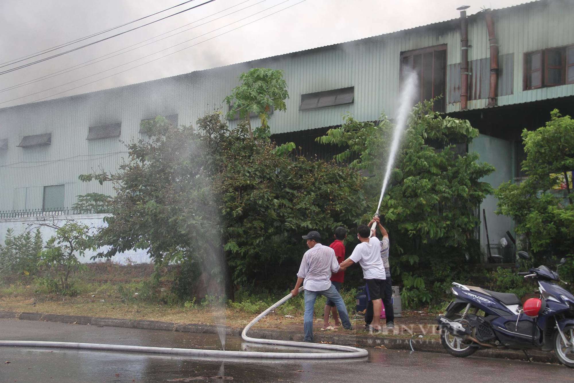 Lửa bốc cháy dữ dội, nhà xưởng đổ sập, hàng trăm người dùng nước 'cứu' tài sản - Ảnh 10.