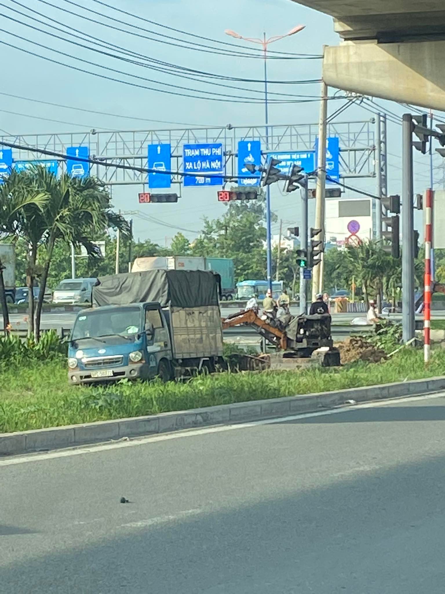 TP.HCM: Điều tra nguyên nhân tử vong của người đàn ông tại đường Song Hành xa lộ Hà Nội - Ảnh 1.