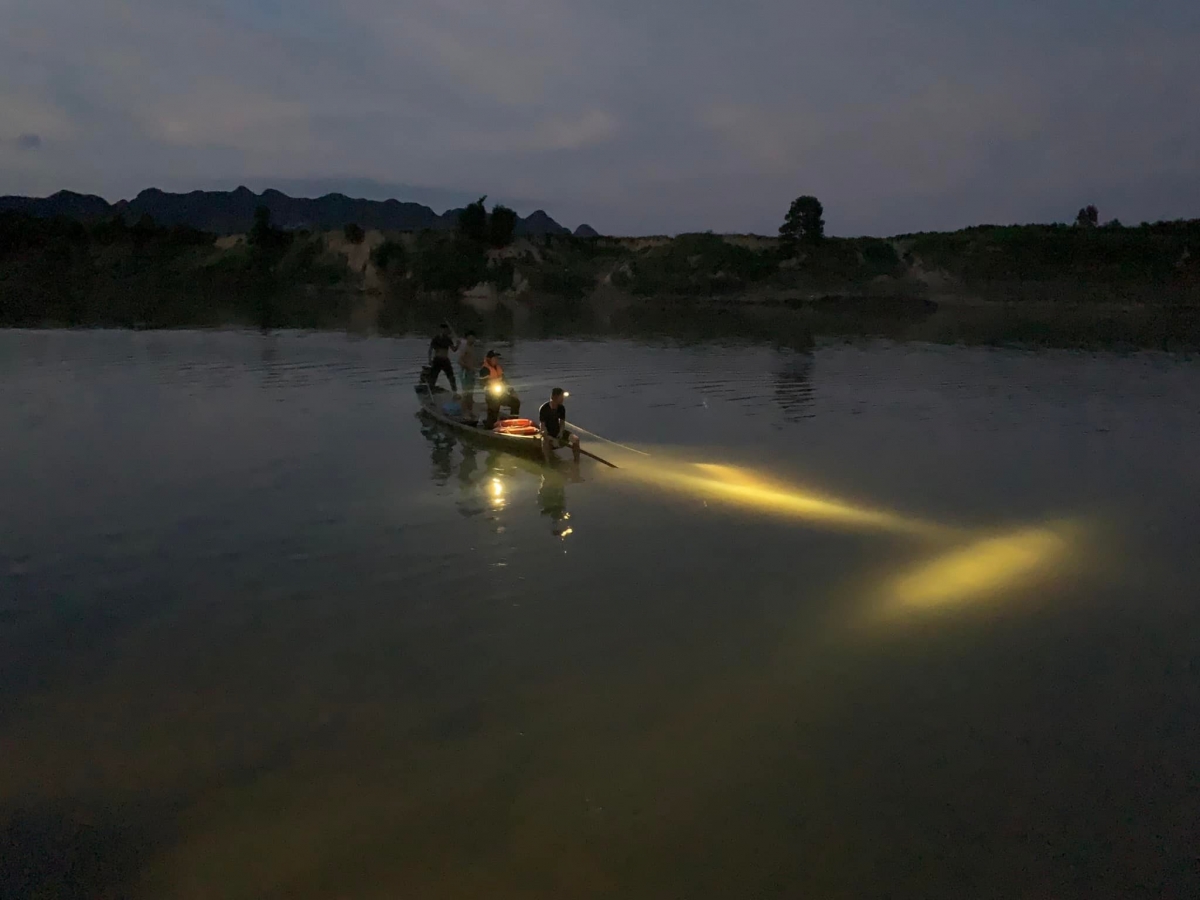 Nỗ lực tìm kiếm 2 bé trai nghi đuối nước trên sông Con, Nghệ An - Ảnh 1.