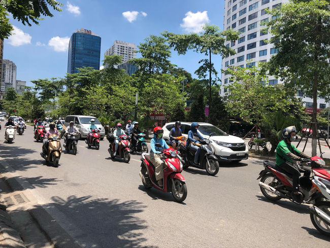 Dự báo thời tiết ngày 3/7: Hà Nội ngày nắng nóng, chiều tối có mưa dông, cục bộ có mưa to - Ảnh 1.