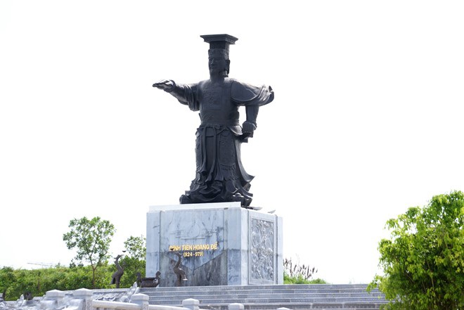 Hoàng đế nổi tiếng lịch sử Việt Nam, lấy mẹ của kẻ thù làm hoàng hậu gây tranh cãi - Ảnh 3.