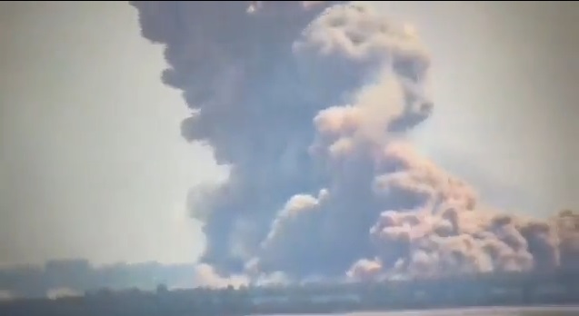 Video Ukraine hủy diệt kho đạn lớn của Nga ở Donbass, cột khói khổng lồ ngùn ngụt bốc lên trời - Ảnh 2.