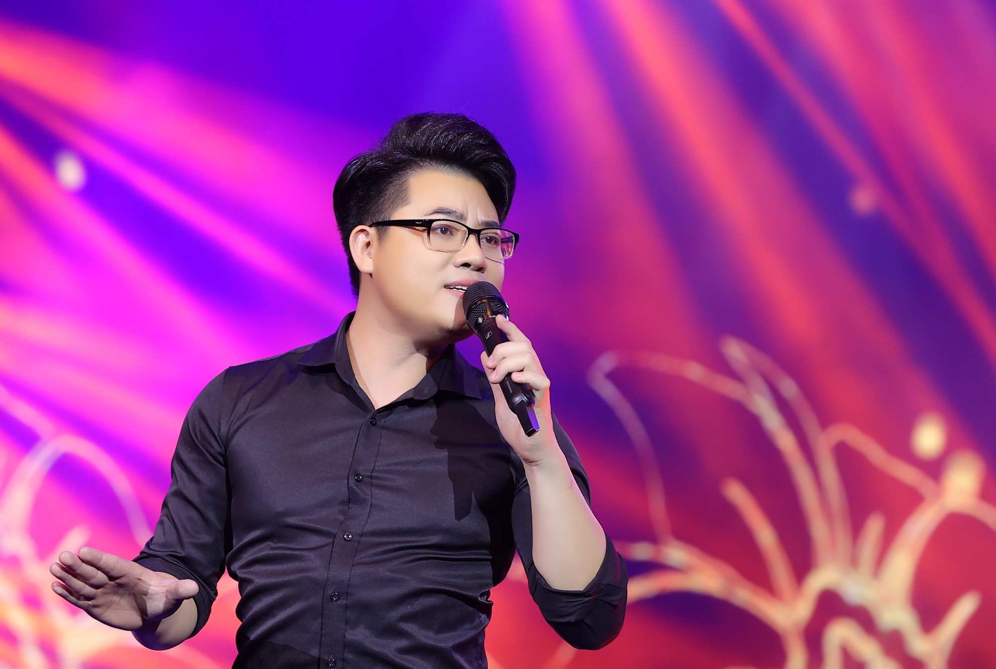 Ngọc Sơn cởi phăng áo hàng hiệu, hát như lên đồng trong liveshow của con nuôi Duy Cường - Ảnh 3.