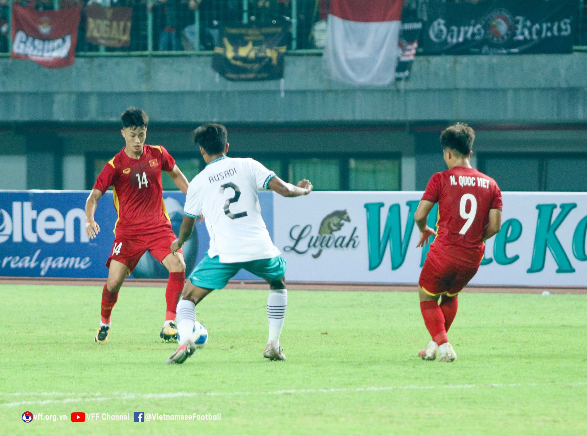 HLV Đinh Thế Nam lý giải nguyên nhân cầu thủ U19 Việt Nam bị chuột rút khi đấu U19 Indonesia - Ảnh 1.