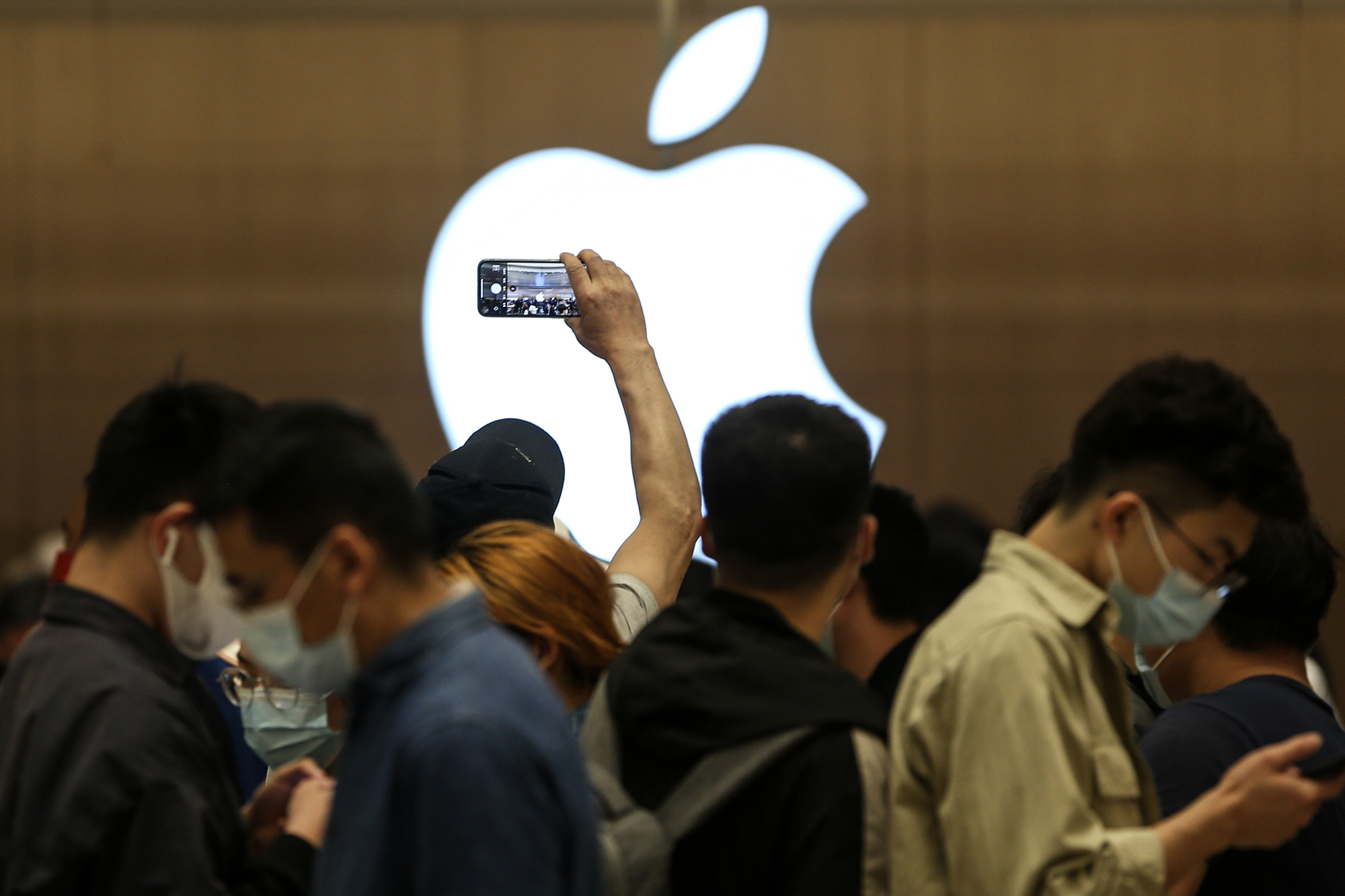 Trong gần hai thập kỷ, Apple và Trung Quốc đã gắn bó chặt chẽ với nhau. Quốc gia đông dân nhất thế giới không chỉ chiếm phần lớn sản xuất thiết bị của Apple mà còn chiếm một phần đáng kể trong doanh số bán hàng của họ. Ảnh: @AFP.