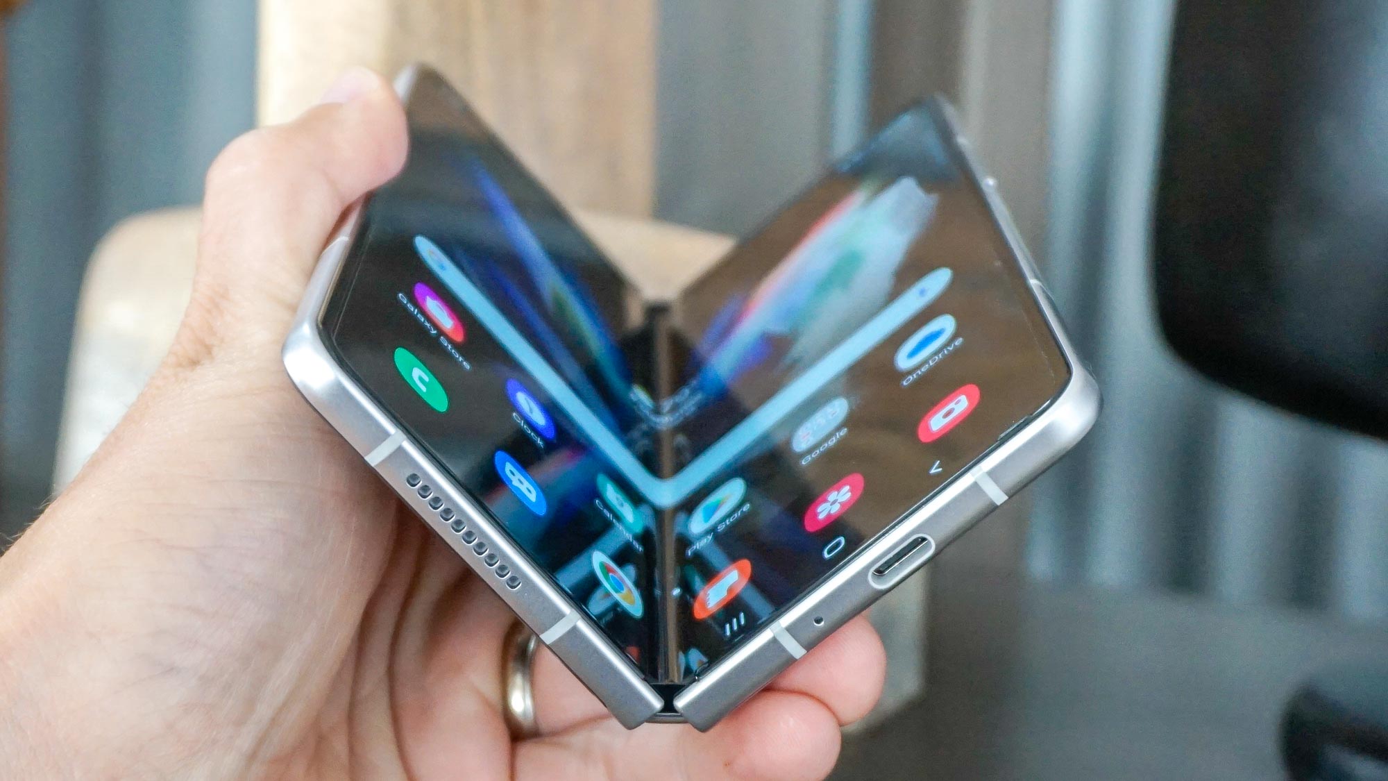 Không có gì bí mật khi Samsung muốn biến những chiếc điện thoại có thể gập lại trở thành xu hướng chủ đạo. Ảnh: @AFP.
