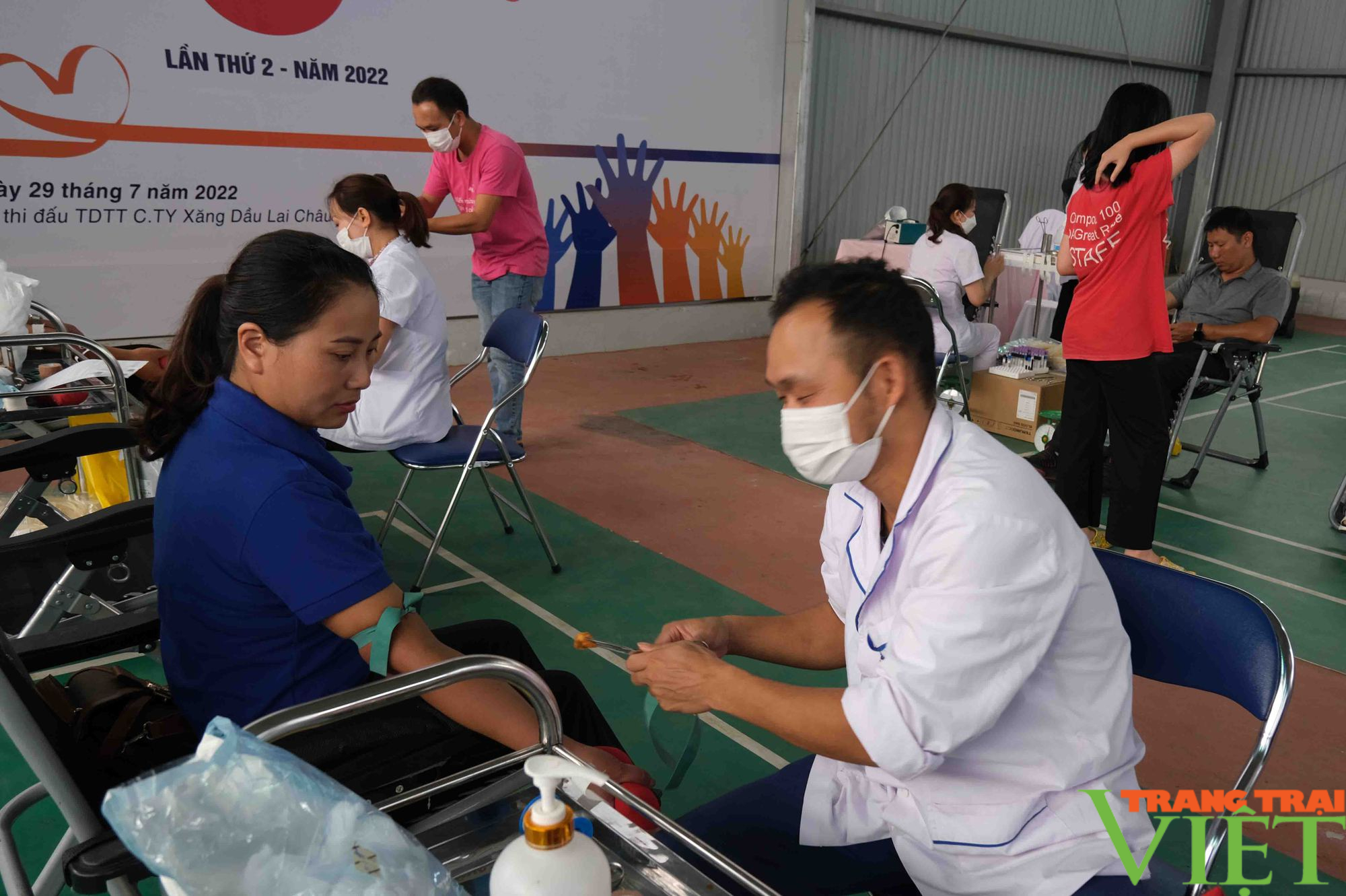 Lai Châu: Ngày hội hiến máu "Giọt xăng hồng - Giọt dầu đỏ" - Ảnh 3. Lai Châu: Ngày hội hiến máu "Giọt xăng hồng - Giọt dầu đỏ" - Ảnh 3.