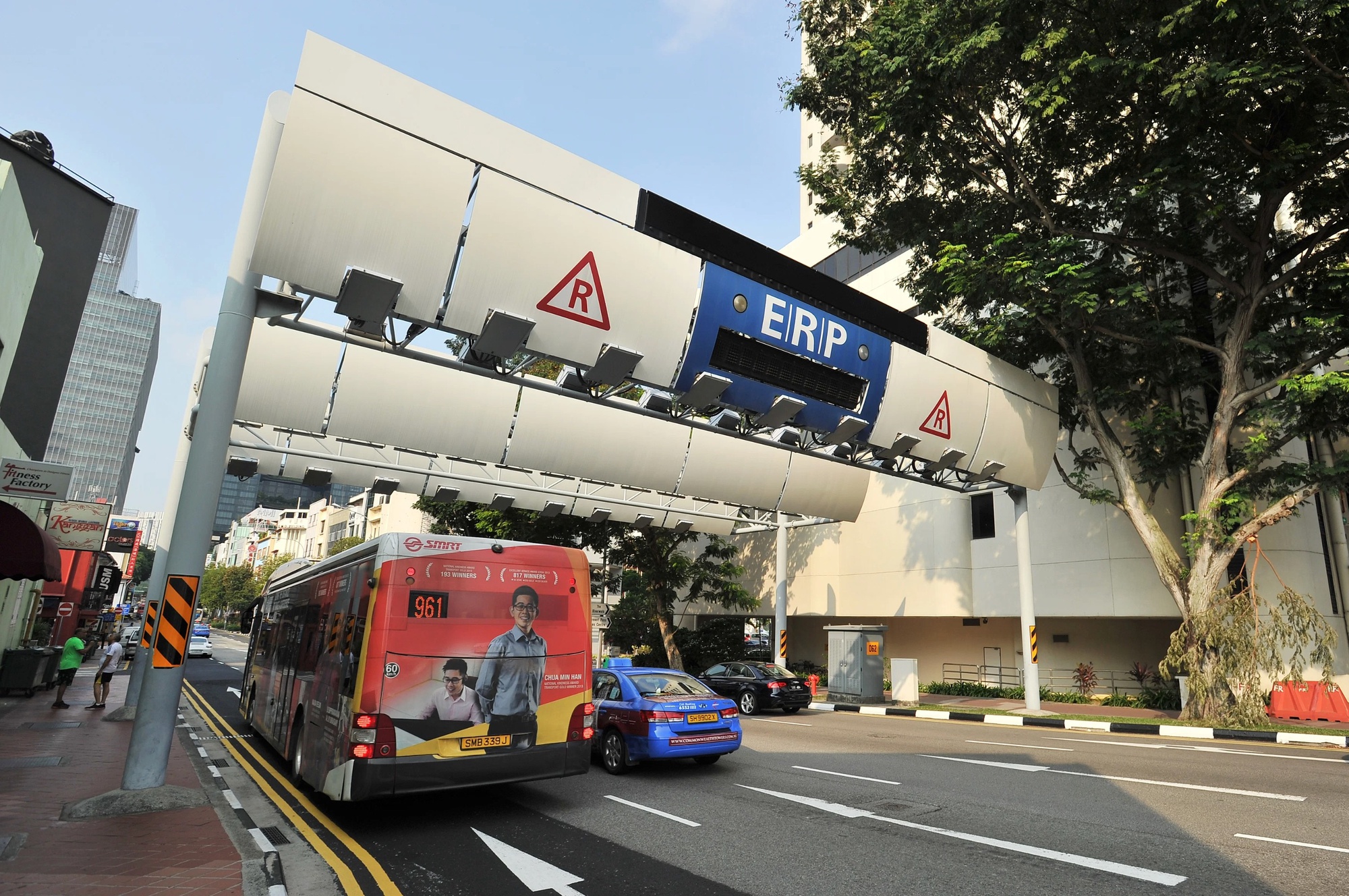 Cách Singapore thu phí đường bộ không cần thanh chắn, người soát vé - Ảnh 1.